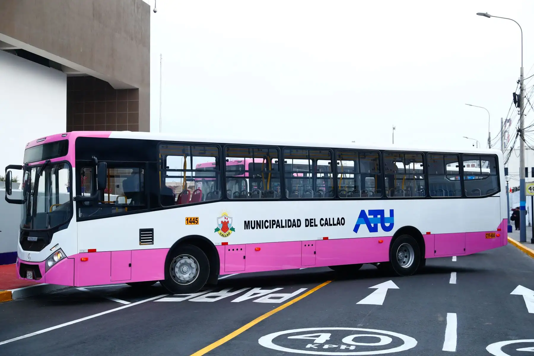 Los nuevos buses del Corredor Rosado para el transporte público empezarán a funcionar desde el lunes 4 de mayo de 2026, y conectarán Ventanilla, el Callao y Cercado de Lima hasta la plaza Dos de Mayo. Están equipados con GPS y cámaras de video. Foto: ANDINA/Daniel Bracamonte