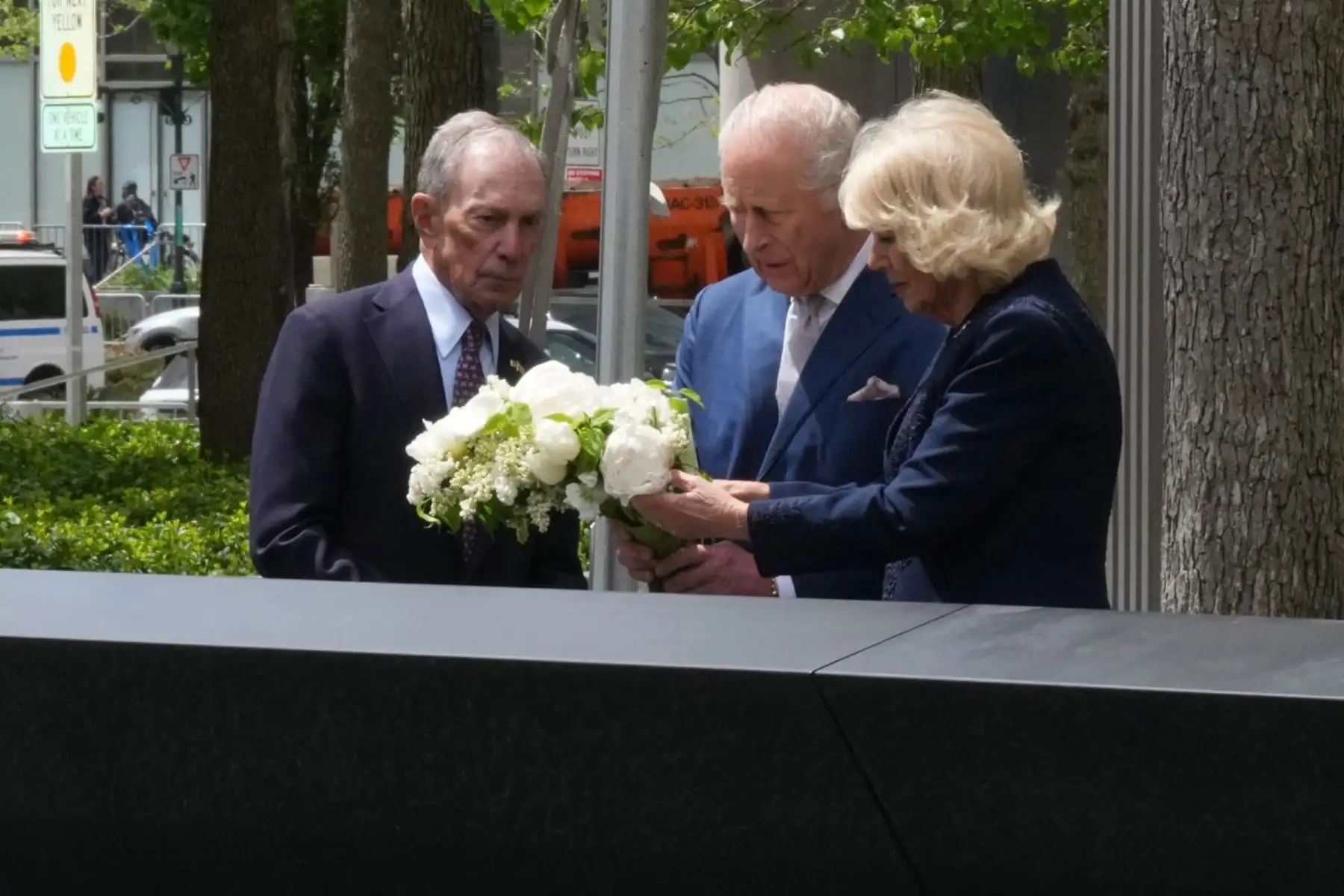El rey Carlos III y la reina Camila depositan una ofrenda floral en el Memorial del 11-S, en Nueva York, en homenaje a las víctimas de los atentados de 2001. Foto: AFP