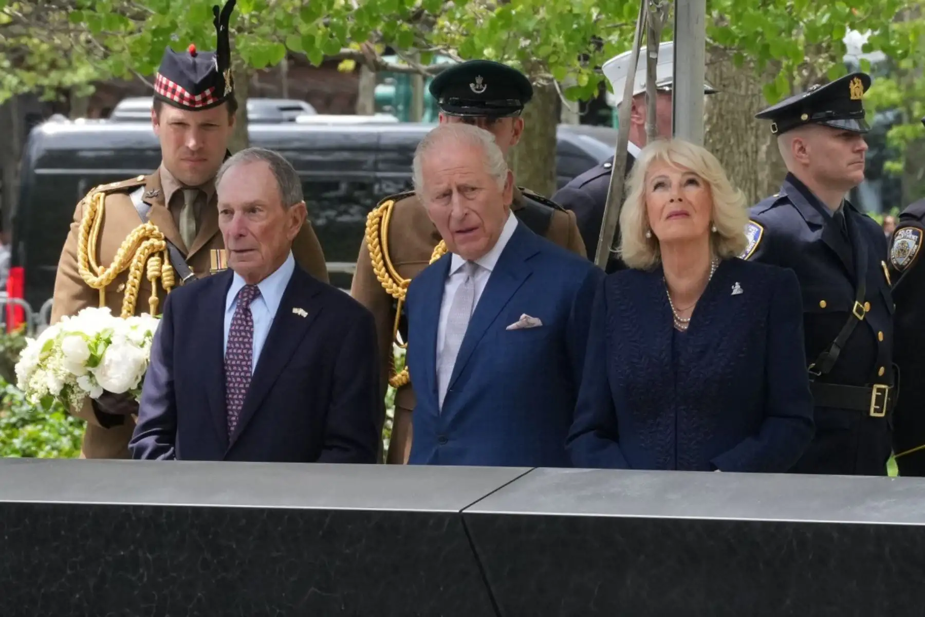 El rey Carlos III y la reina Camila depositan una ofrenda floral en el Memorial del 11-S, en Nueva York, en homenaje a las víctimas de los atentados de 2001. Foto: AFP