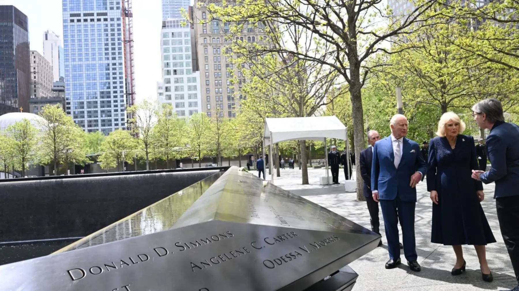 El rey Carlos III y la reina Camila depositan una ofrenda floral en el Memorial del 11-S, en Nueva York, en homenaje a las víctimas de los atentados de 2001. Foto: AFP