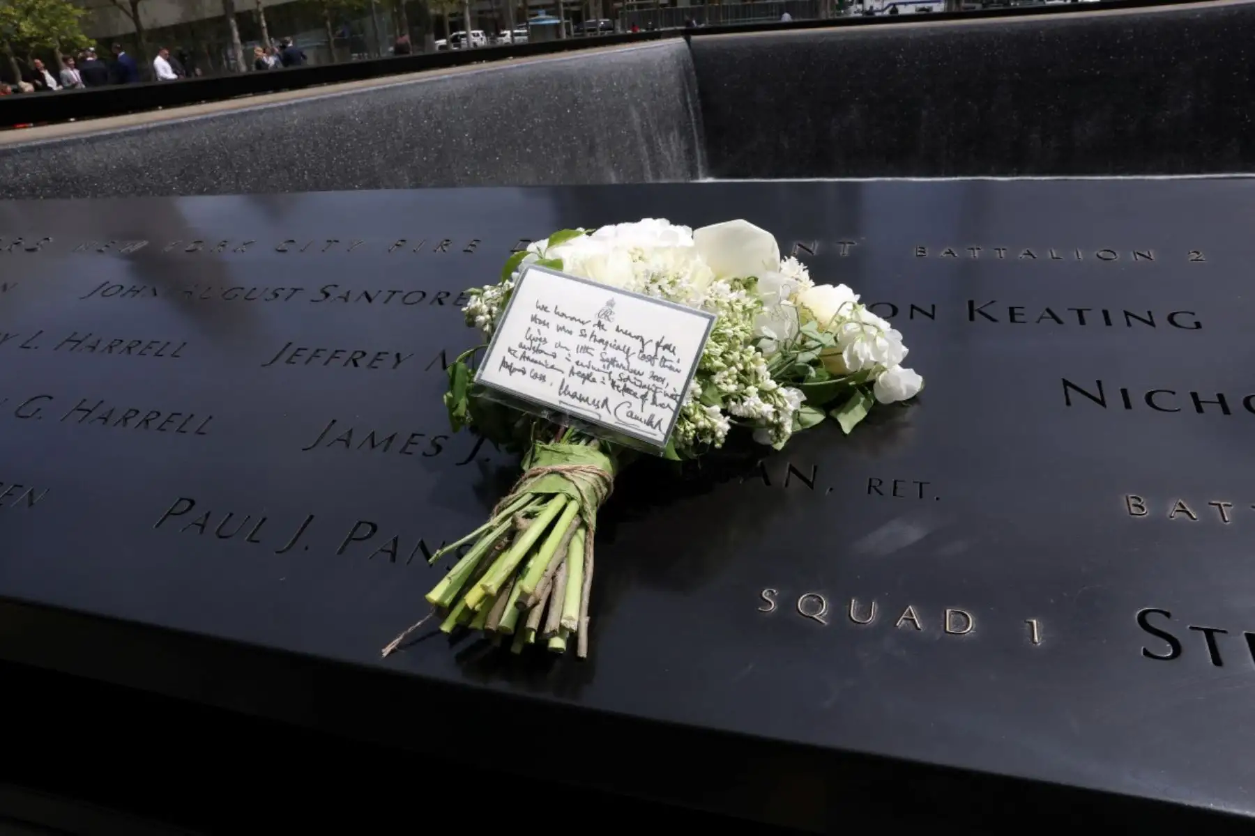 Ofrenda floral colocada por Carlos III y Camila en el Memorial del 11-S, compuesta por flores blancas de Nueva York y Nueva Jersey. Foto: AFP