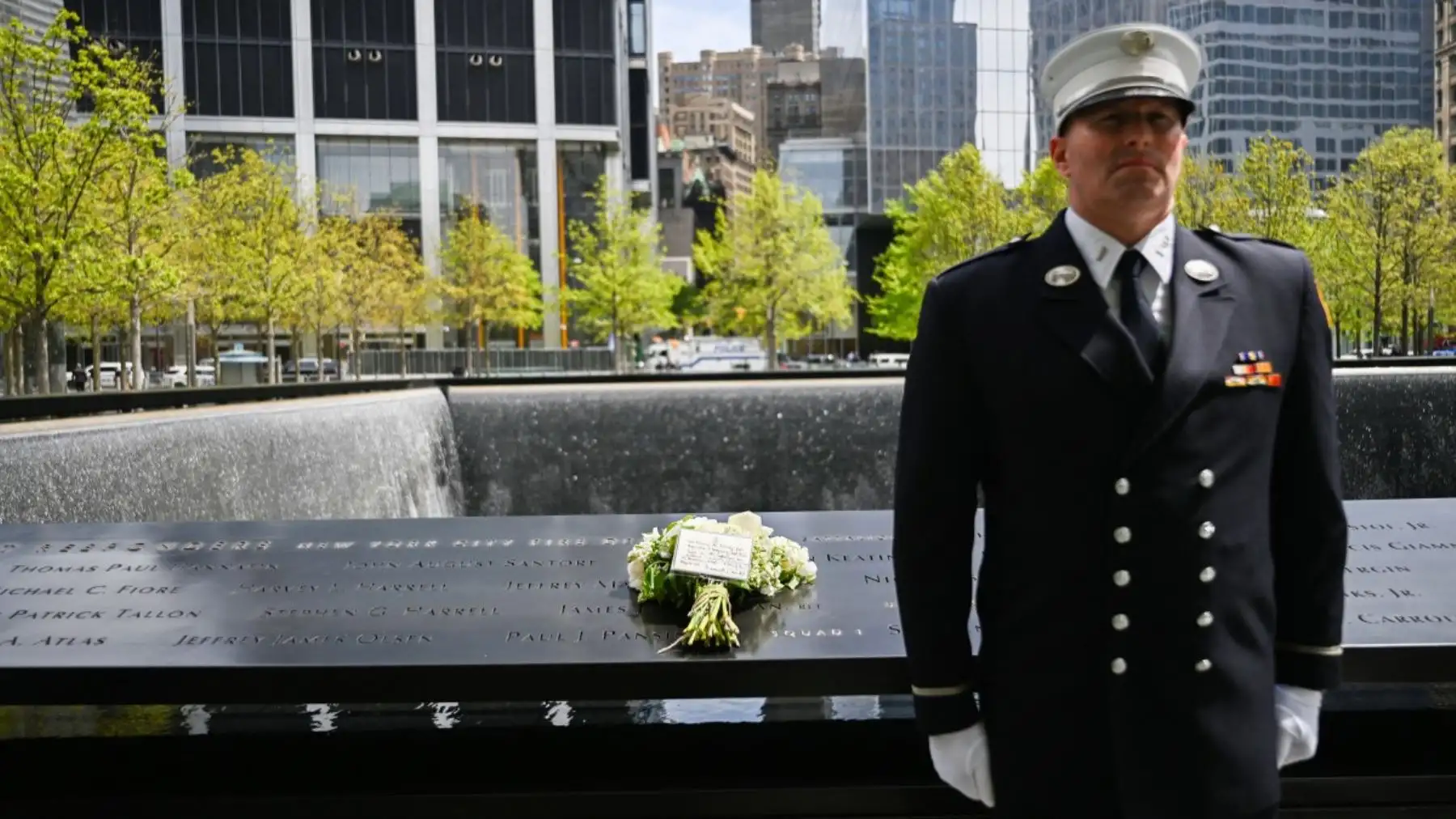 Ofrenda floral colocada por Carlos III y Camila en el Memorial del 11-S, compuesta por flores blancas de Nueva York y Nueva Jersey. Foto: AFP