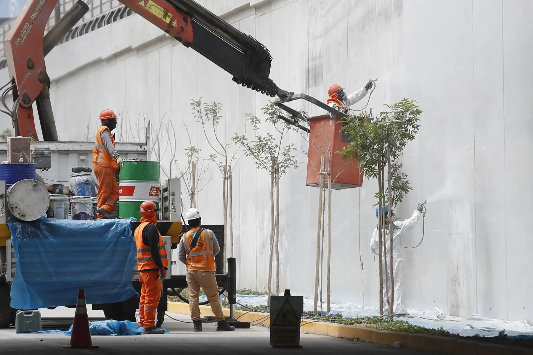 Alcalde de Lima, Renzo Reggiardo, supervisa los avances del corredor de la Vía Expresa Grau, megaobra de 2,8 kilómetros que interconectará por primera vez el Metropolitano con la Línea 1 del Metro de Lima y permitirá unir Carabayllo y la Estación Grau del tren eléctrico en solo 30 minutos.
Foto: ANDINA/Eddy Ramos