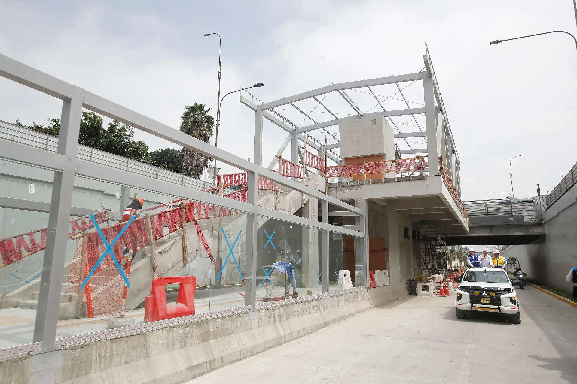 Alcalde de Lima, Renzo Reggiardo, supervisa los avances del corredor de la Vía Expresa Grau, megaobra de 2,8 kilómetros que interconectará por primera vez el Metropolitano con la Línea 1 del Metro de Lima y permitirá unir Carabayllo y la Estación Grau del tren eléctrico en solo 30 minutos.
Foto: ANDINA/Eddy Ramos