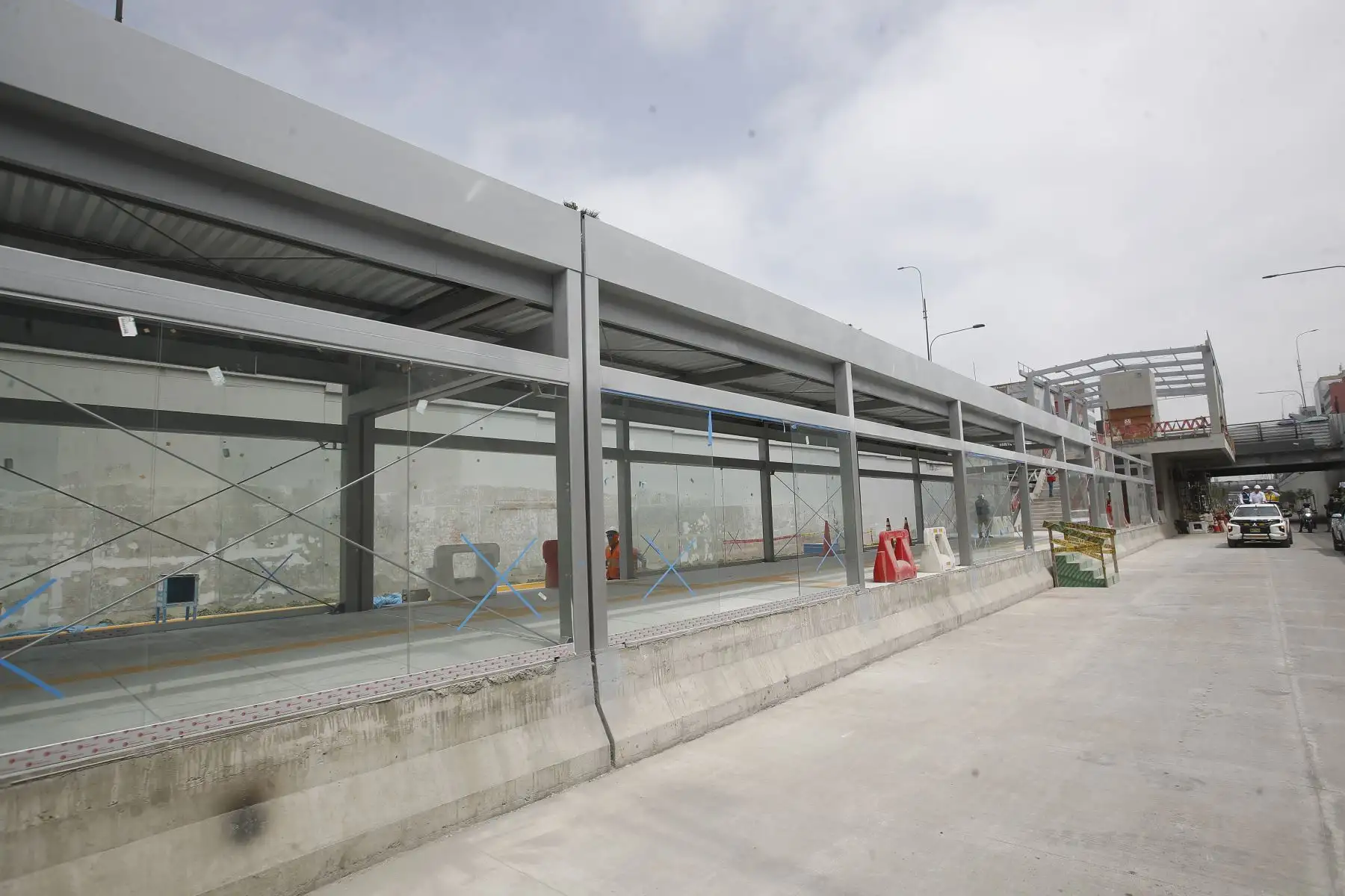 Alcalde de Lima, Renzo Reggiardo, supervisa los avances del corredor de la Vía Expresa Grau, megaobra de 2,8 kilómetros que interconectará por primera vez el Metropolitano con la Línea 1 del Metro de Lima y permitirá unir Carabayllo y la Estación Grau del tren eléctrico en solo 30 minutos.
Foto: ANDINA/Eddy Ramos