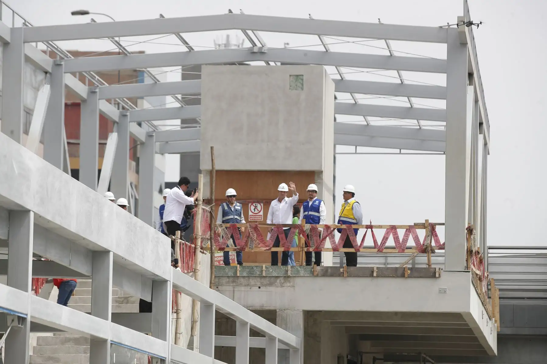 Alcalde de Lima, Renzo Reggiardo, supervisa los avances del corredor de la Vía Expresa Grau, megaobra de 2,8 kilómetros que interconectará por primera vez el Metropolitano con la Línea 1 del Metro de Lima y permitirá unir Carabayllo y la Estación Grau del tren eléctrico en solo 30 minutos.
Foto: ANDINA/Eddy Ramos