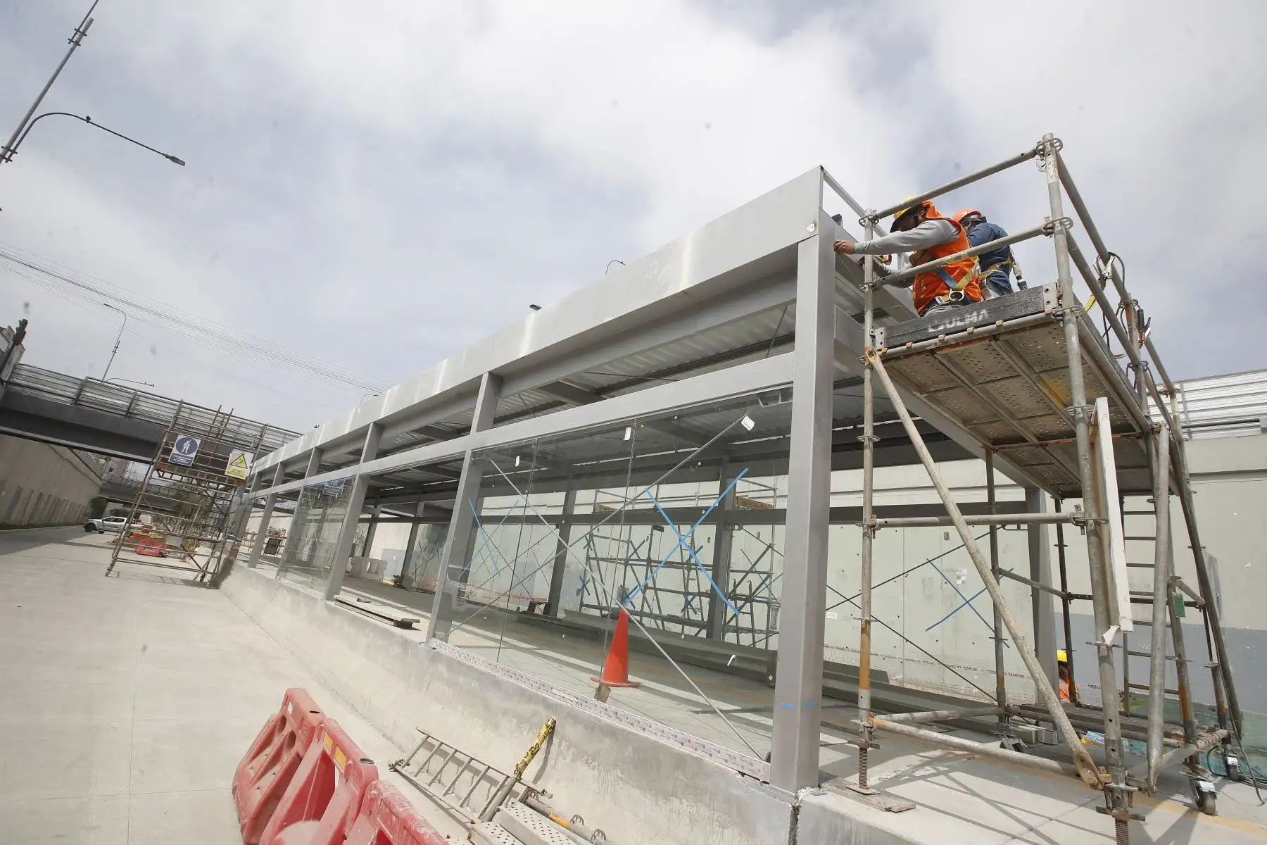 Alcalde de Lima, Renzo Reggiardo, supervisa los avances del corredor de la Vía Expresa Grau, megaobra de 2,8 kilómetros que interconectará por primera vez el Metropolitano con la Línea 1 del Metro de Lima y permitirá unir Carabayllo y la Estación Grau del tren eléctrico en solo 30 minutos.
Foto: ANDINA/Eddy Ramos