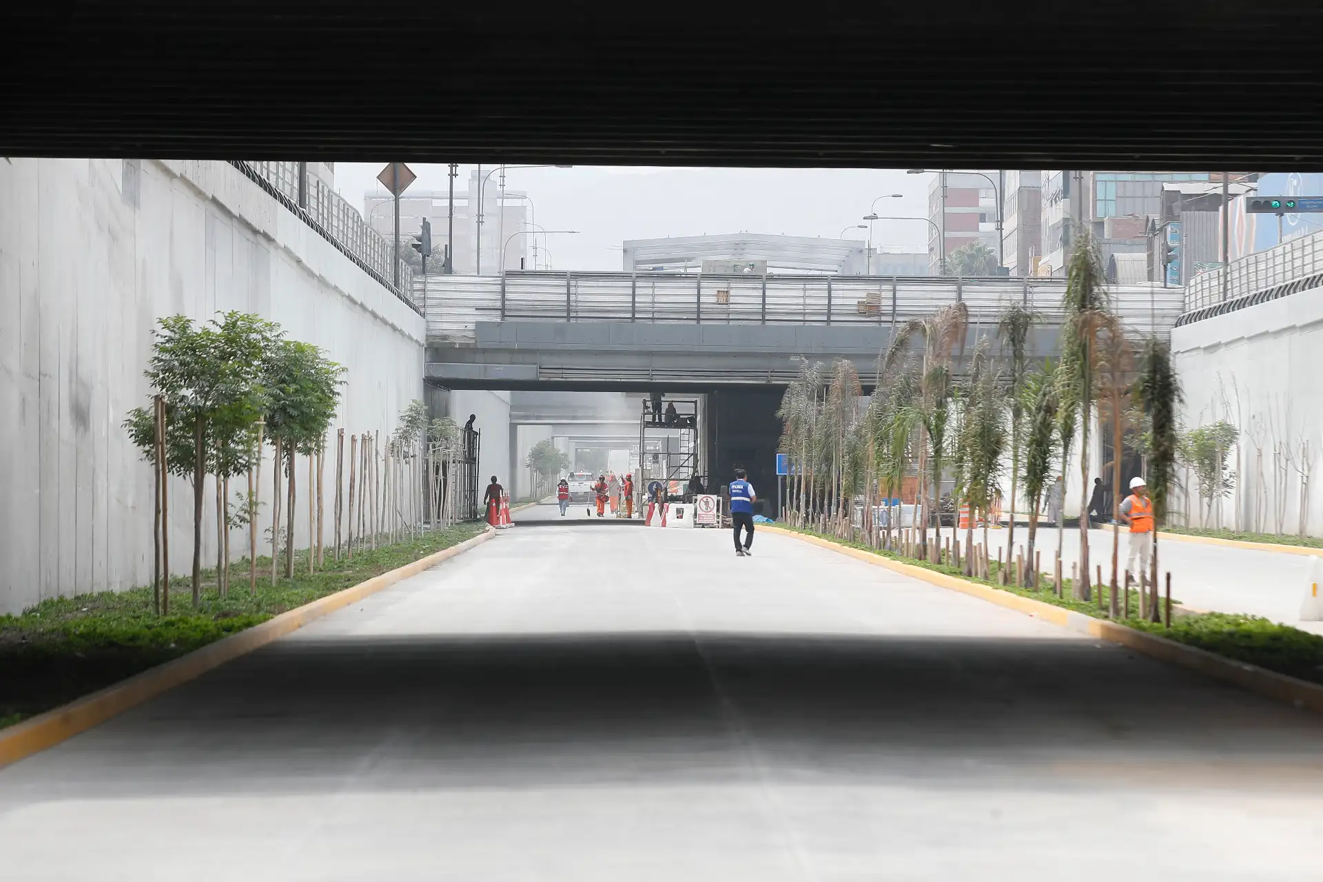 Alcalde de Lima, Renzo Reggiardo, supervisa los avances del corredor de la Vía Expresa Grau, megaobra de 2,8 kilómetros que interconectará por primera vez el Metropolitano con la Línea 1 del Metro de Lima y permitirá unir Carabayllo y la Estación Grau del tren eléctrico en solo 30 minutos.
Foto: ANDINA/Eddy Ramos