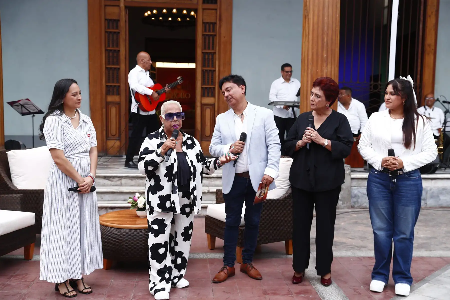 El lanzamiento de la nueva temporada 2026 del programa Mediodía Criollo, que se emitirá por TV Perú desde el domingo 3 de mayo, contó con las presentaciones especiales de la destacada cantante criolla Lucía de la Cruz y de la joven cantante Karen Araceli. Foto: ANDINA/Daniel Bracamonte