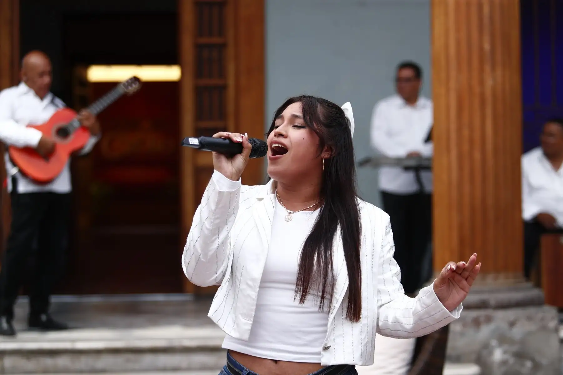 El lanzamiento de la nueva temporada 2026 del programa Mediodía Criollo, que se emitirá por TV Perú desde el domingo 3 de mayo, contó con las presentaciones especiales de la destacada cantante criolla Lucía de la Cruz y de la joven cantante Karen Araceli. Foto: ANDINA/Daniel Bracamonte