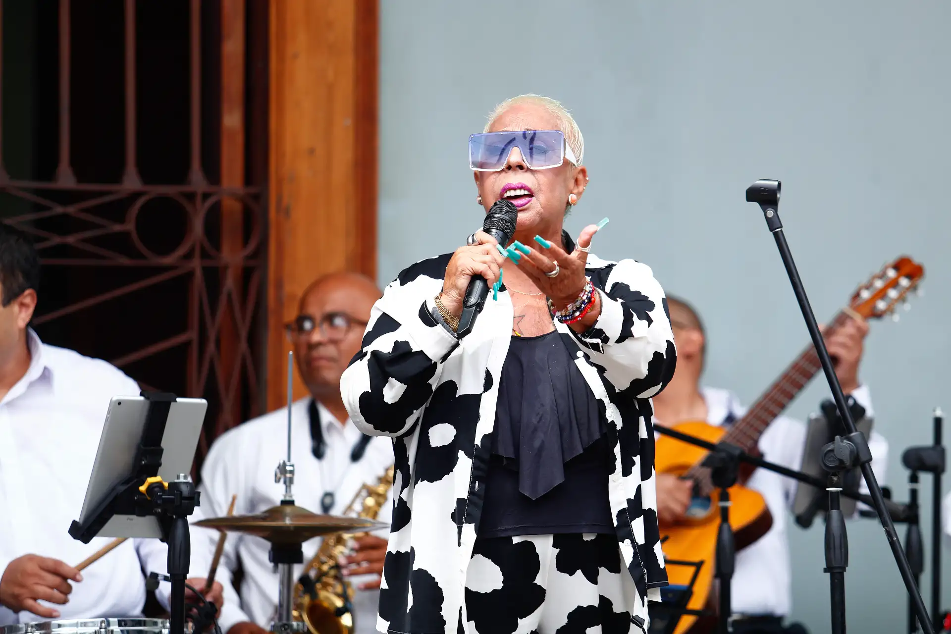 El lanzamiento de la nueva temporada 2026 del programa Mediodía Criollo, que se emitirá por TV Perú desde el domingo 3 de mayo, contó con las presentaciones especiales de la destacada cantante criolla Lucía de la Cruz y de la joven cantante Karen Araceli. Foto: ANDINA/Daniel Bracamonte