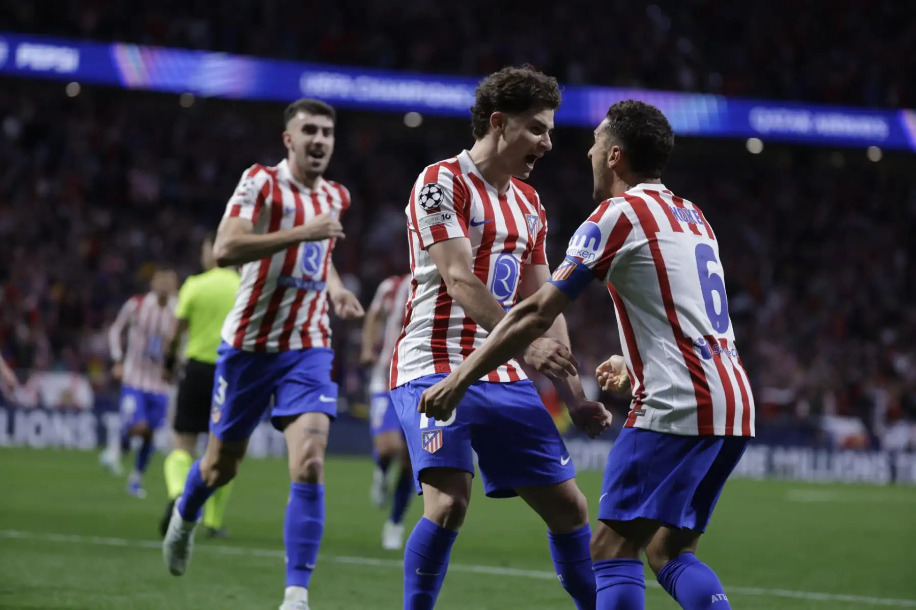 El delantero del Atlético de Madrid Julián Álvarez  celebra tras marcar el 1-1 durante el encuentro correspondiente a la ida de las semifinales de la Liga de Campeones que Atlético de Madrid y Arsenal . Foto: EFE