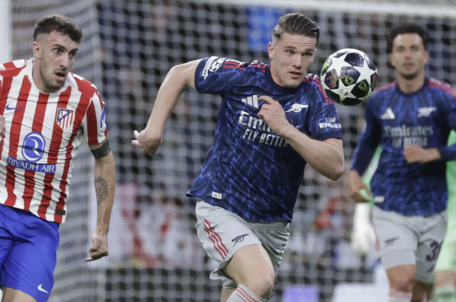 El delantero sueco del Arsenal, Viktor Gyokeres persigue el balón ante el defensa italiano del Atlético de Madrid, Matteo Ruggeri, durante el encuentro correspondiente a la ida de las semifinales de la Liga de Campeones que disputan este miércoles Atlético de Madrid y Arsenal. EFE