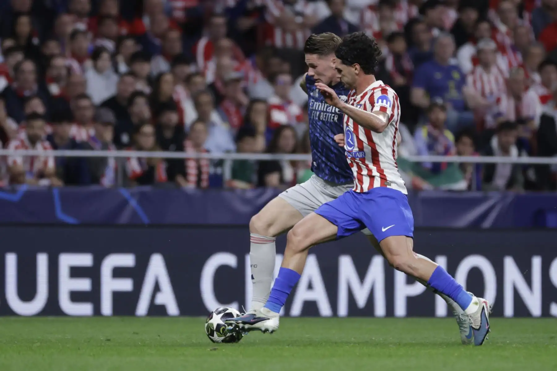 El centrocampista estadounidense del Atlético de Madrid, Johnny Cardoso  disputa el balón ante el delantero sueco del Arsenal, Viktor Gyokeres, durante el encuentro correspondiente a la ida de las semifinales de la Liga de Campeones que disputan este miércoles Atlético de Madrid y Arsenal. EFE