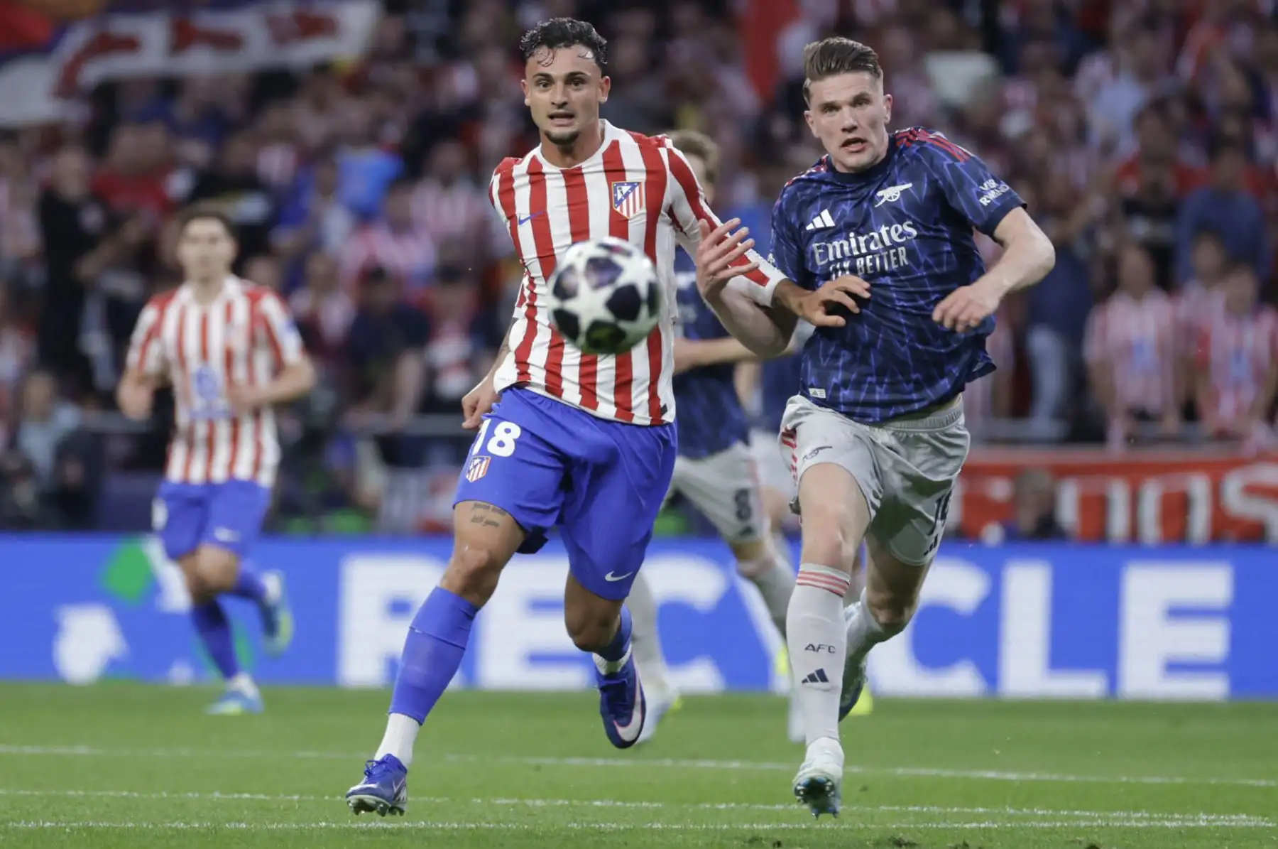 El defensa del Atlético de Madrid, Marc Pubill, disputa el balón ante el delantero sueco del Arsenal, Viktor Gyokeres, durante el encuentro correspondiente a la ida de las semifinales de la Liga de Campeones que disputan este miércoles Atlético de Madrid y Arsenal. EFE