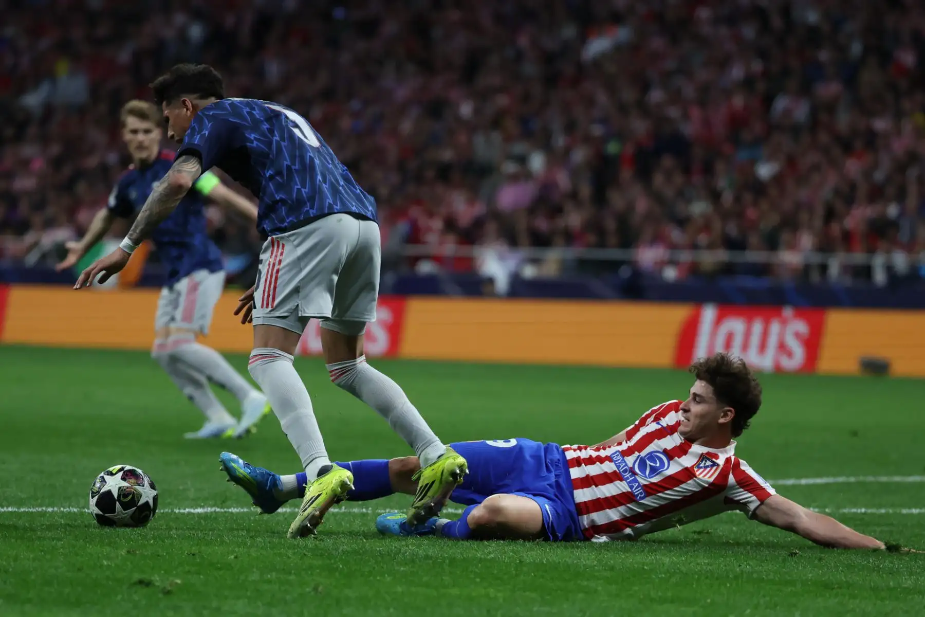 El delantero del Atlético Julián Álvarez  pelea un balón con Piero Hincapié, del Arsenal, durante el partido de ida de las semifinales de la Liga de Campeones que Atlético de Madrid y Arsenal. EFE