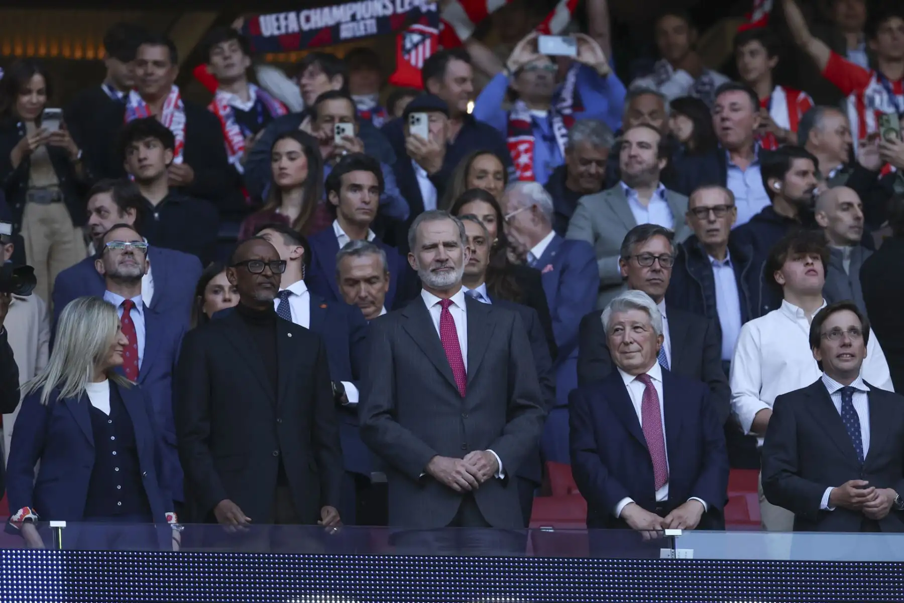 El rey Felipe VI presencia desde el palco el partido de ida de las semifinales de la Liga de Campeones que Atlético de Madrid y Arsenal. EFE