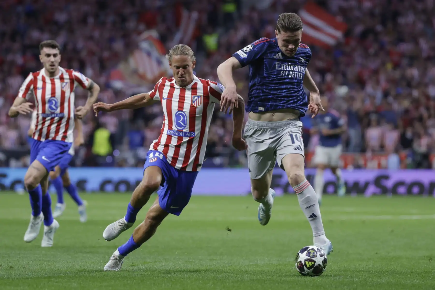 El delantero sueco del Arsenal, Viktor Gyokeres, conduce el balón ante el centrocampista del Atlético de Madrid, Marcos Llorente, durante el encuentro correspondiente a la ida de las semifinales de la Liga de Campeones que disputan este miércoles Atlético de Madrid y Arsenal. EFE