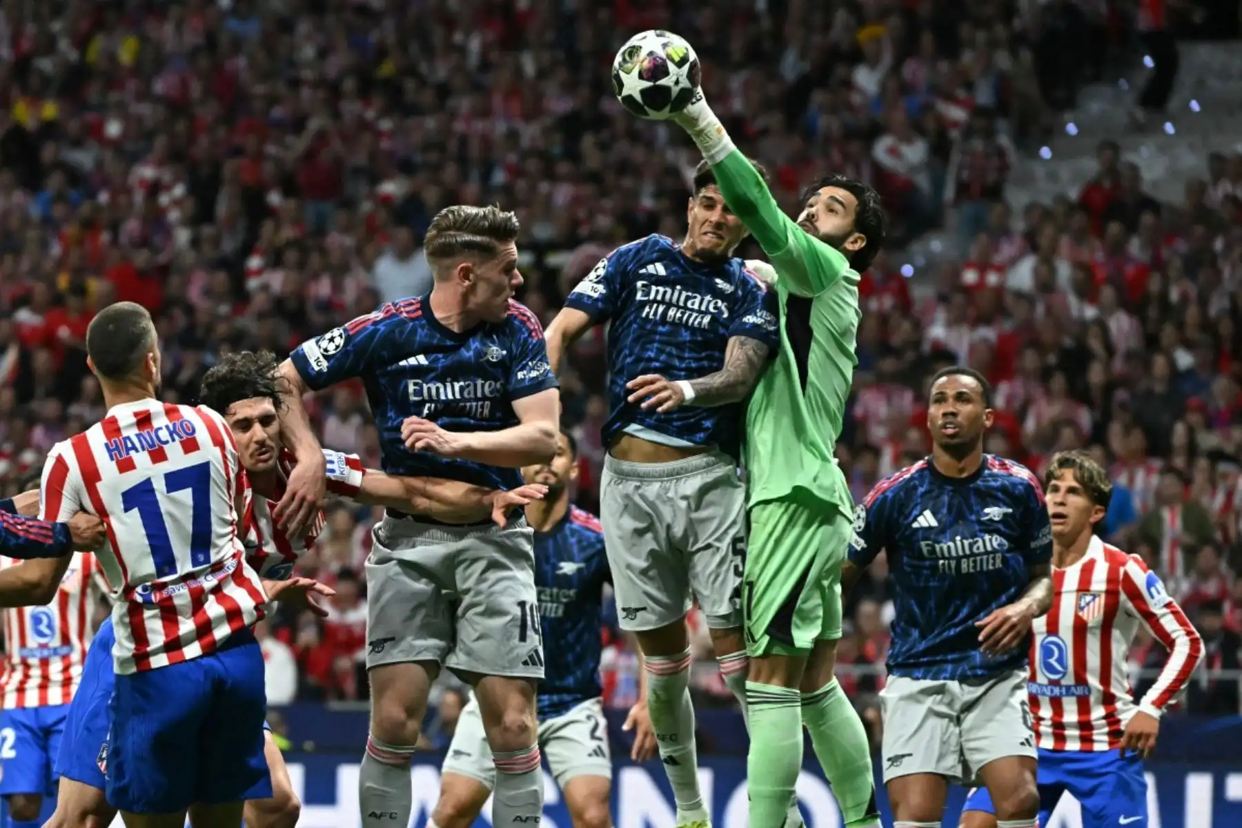 El portero español del Arsenal, David Raya, realiza una parada durante el partido de ida de las semifinales de la Liga de Campeones de la UEFA entre el Club Atlético de Madrid y el Arsenal. Foto: AFP