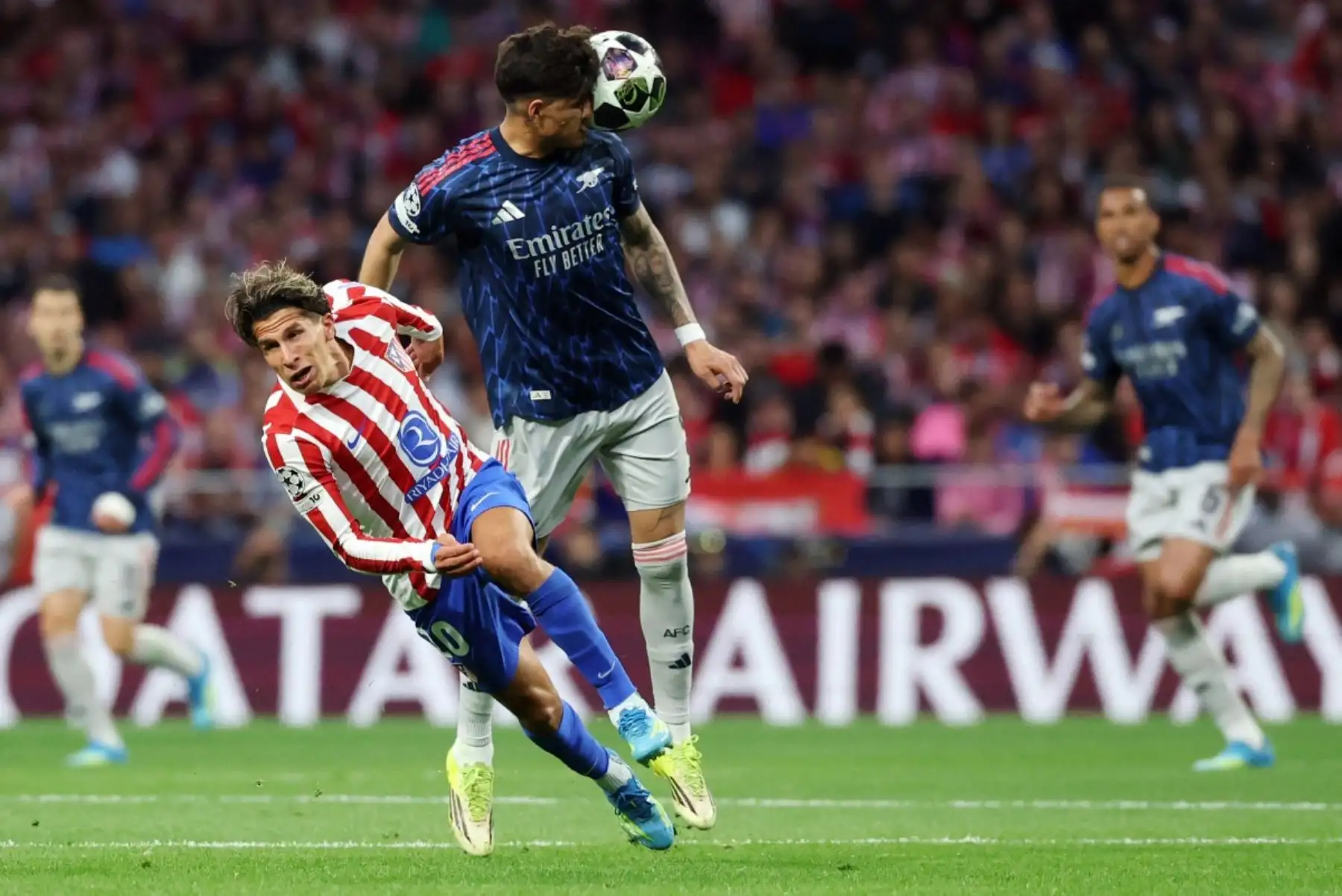 El defensa ecuatoriano del Arsenal, Piero Hincapie gana un cabezazo al delantero argentino del Atlético de Madrid, Giuliano Simeone durante el partido de ida de las semifinales de la Liga de Campeones de la UEFA entre el Club Atlético de Madrid y el Arsenal. AFP