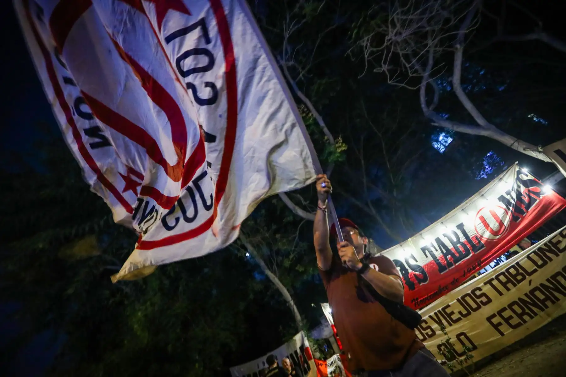 Hinchas de Universitario llegan al estadio Monumental para alentar a su equipo que se enfrenta hoy con Nacional de Paraguay en la fase de grupos de la Copa Libertadores. Foto: ANDINA/Ricardo Cuba