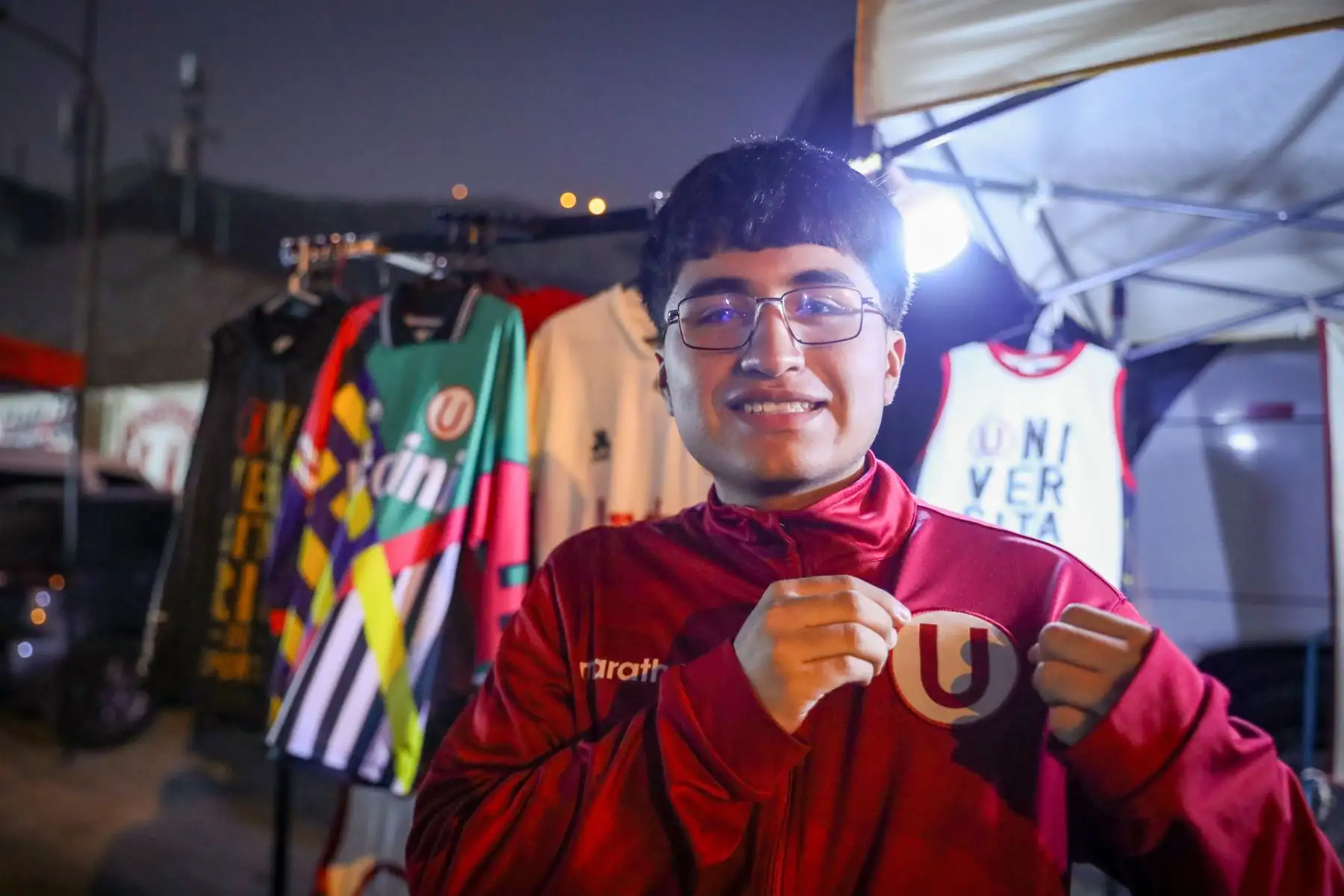 Hinchas de Universitario llegan al estadio Monumental para alentar a su equipo que se enfrenta hoy con Nacional de Paraguay en la fase de grupos de la Copa Libertadores. Foto: ANDINA/Ricardo Cuba