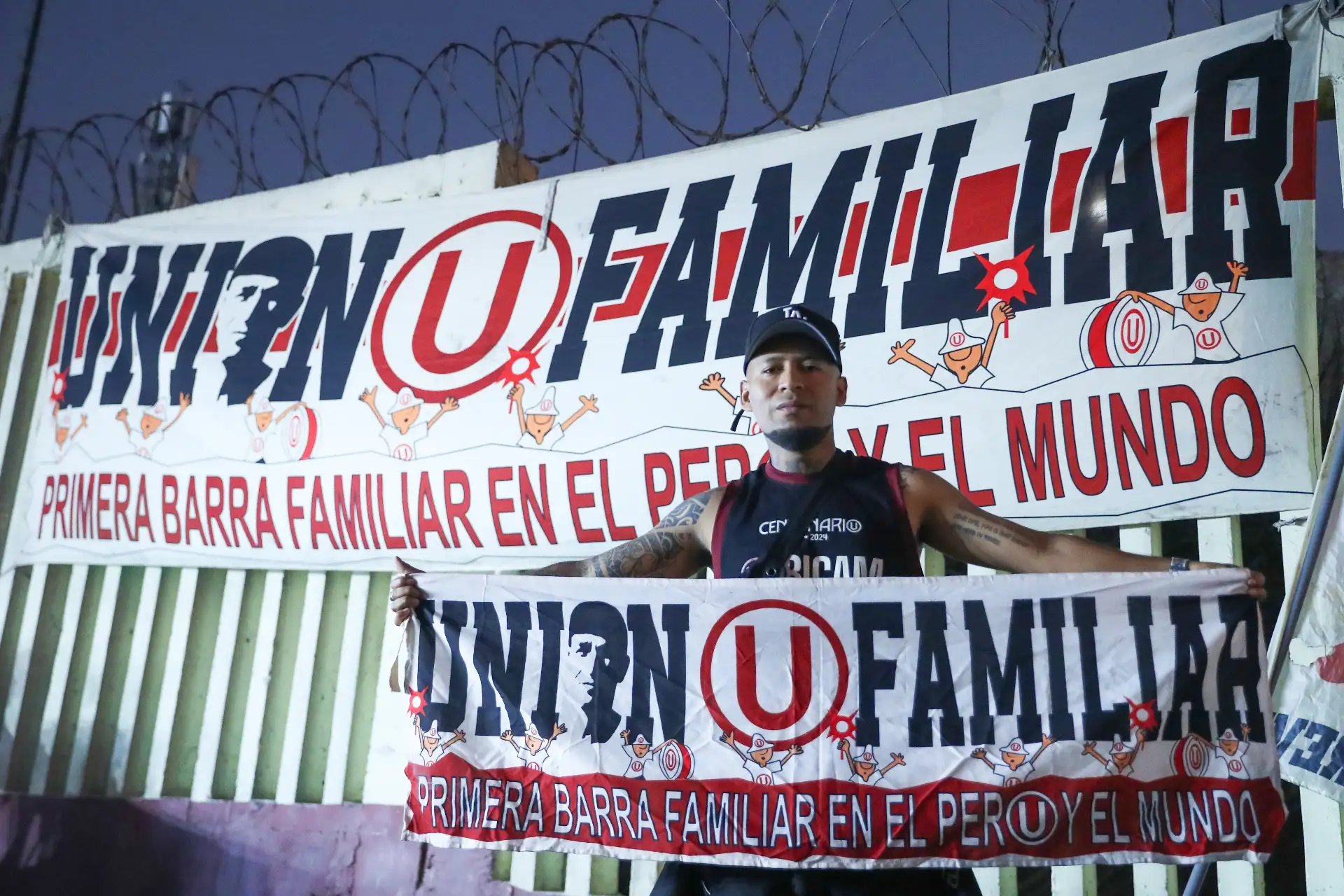 Hinchas de Universitario llegan al estadio Monumental para alentar a su equipo que se enfrenta hoy con Nacional de Paraguay en la fase de grupos de la Copa Libertadores. Foto: ANDINA/Ricardo Cuba