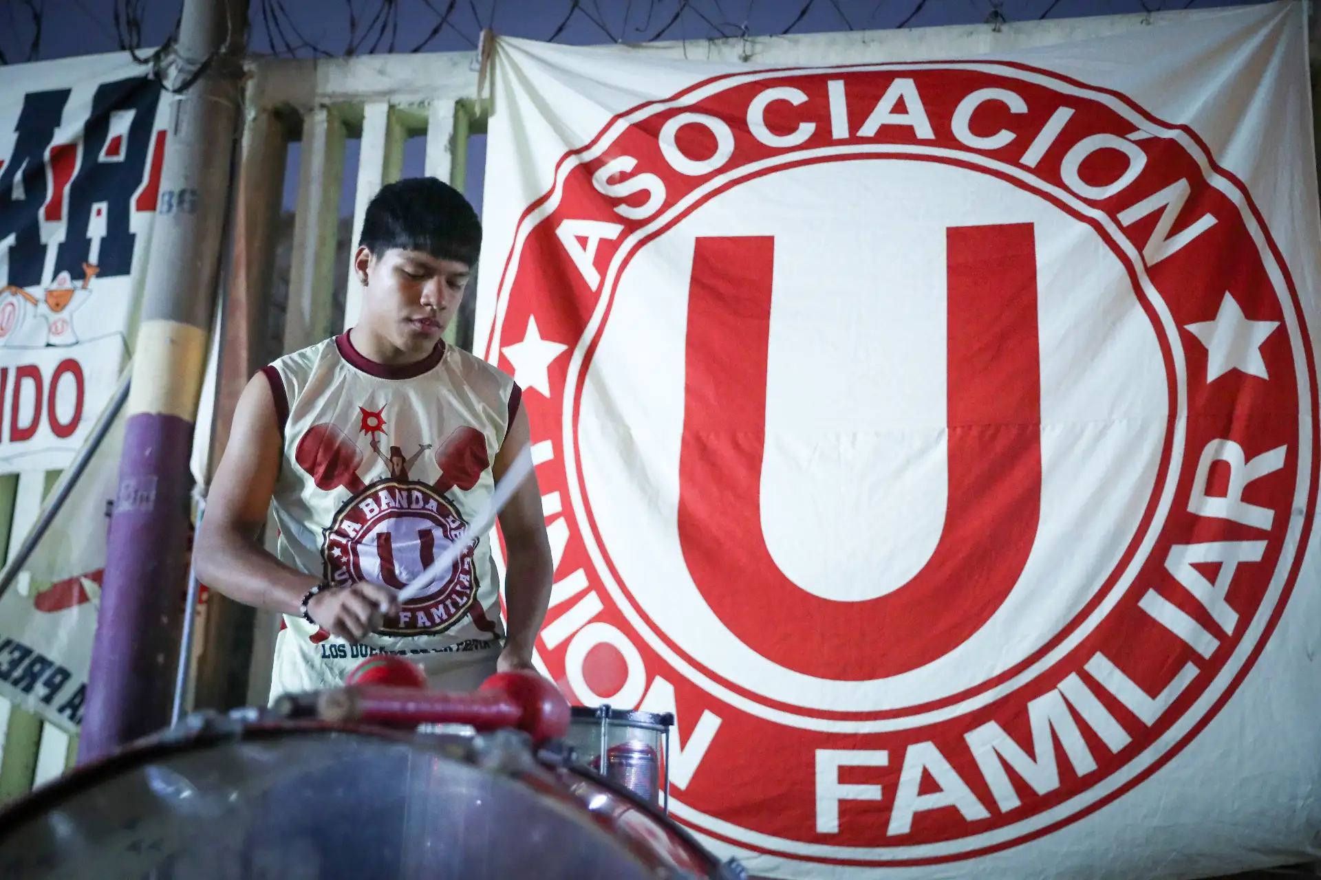 Hinchas de Universitario llegan al estadio Monumental para alentar a su equipo que se enfrenta hoy con Nacional de Paraguay en la fase de grupos de la Copa Libertadores. Foto: ANDINA/Ricardo Cuba