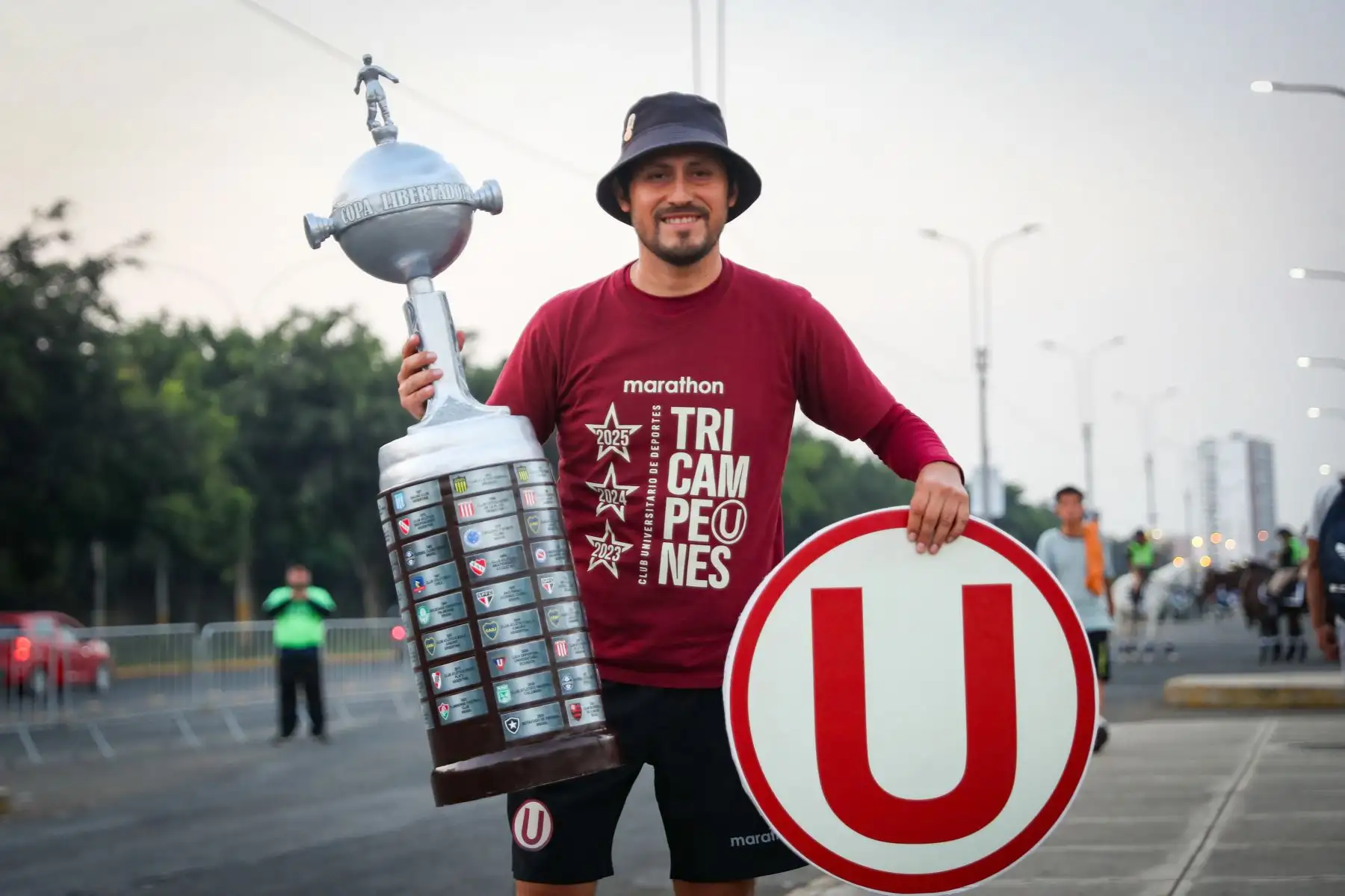 Hinchas de Universitario llegan al estadio Monumental para alentar a su equipo que se enfrenta hoy con Nacional de Paraguay en la fase de grupos de la Copa Libertadores. Foto: ANDINA/Ricardo Cuba