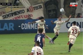 El defensa crema José Carabalí cometió penal en el primer tiempo. Foto: Captura de TV.