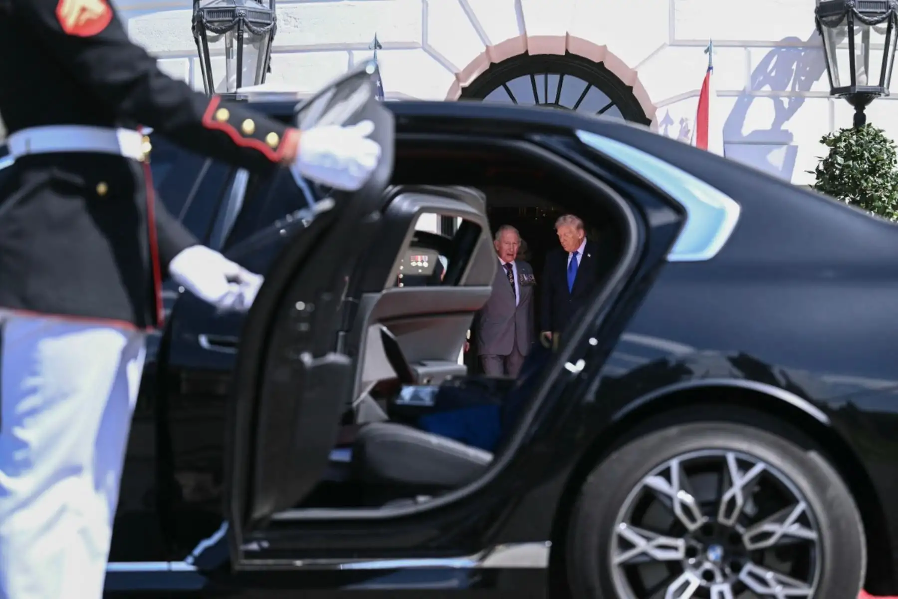 El presidente estadounidense Donald Trump estrecha la mano del rey Carlos III de Gran Bretaña durante una recepción de despedida en Washington, D.C. Foto: AFP