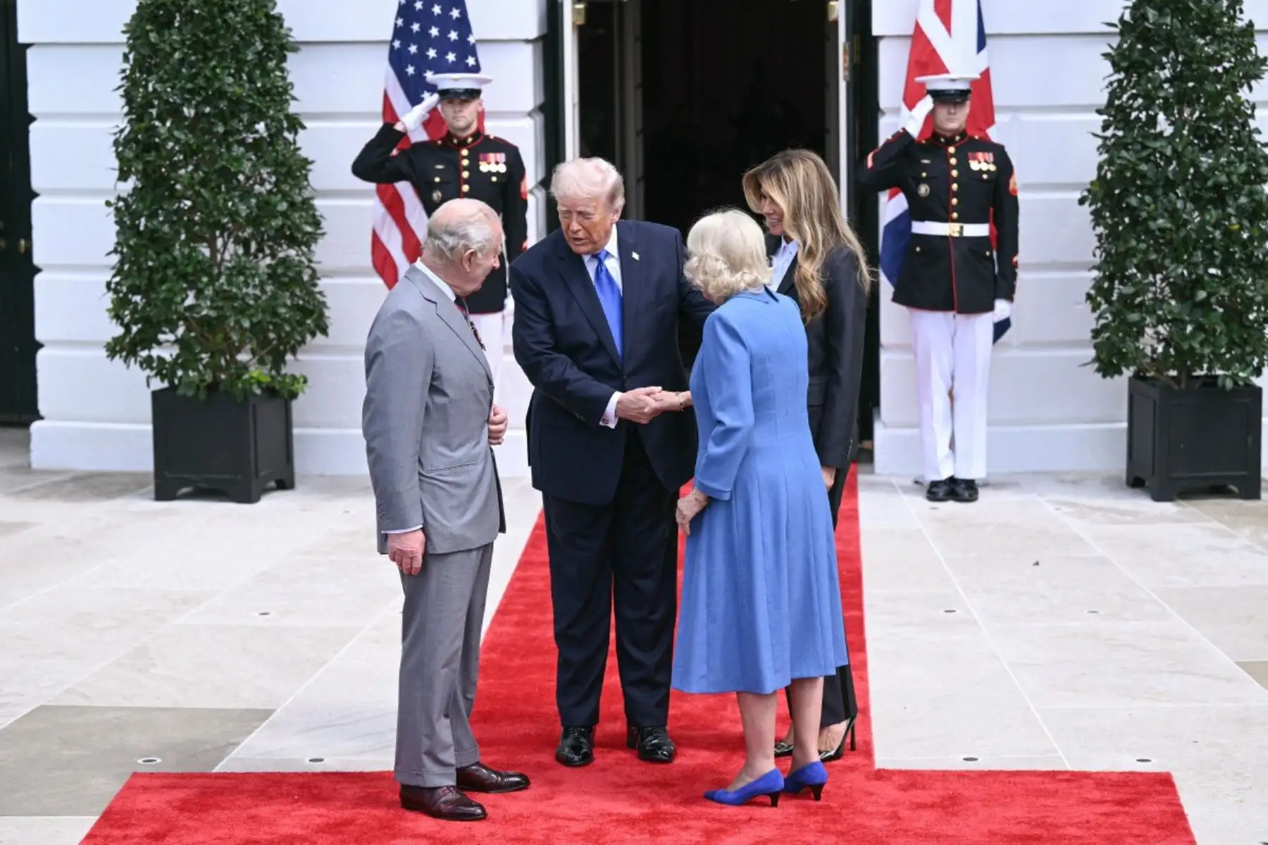 El presidente de Estados Unidos, Donald Trump, y la primera dama, Melania Trump, saludan al rey Carlos III y a la reina Camila de Gran Bretaña durante una ceremonia de despedida en el jardín sur de la Casa Blanca en Washington, D.C. Foto: AFP