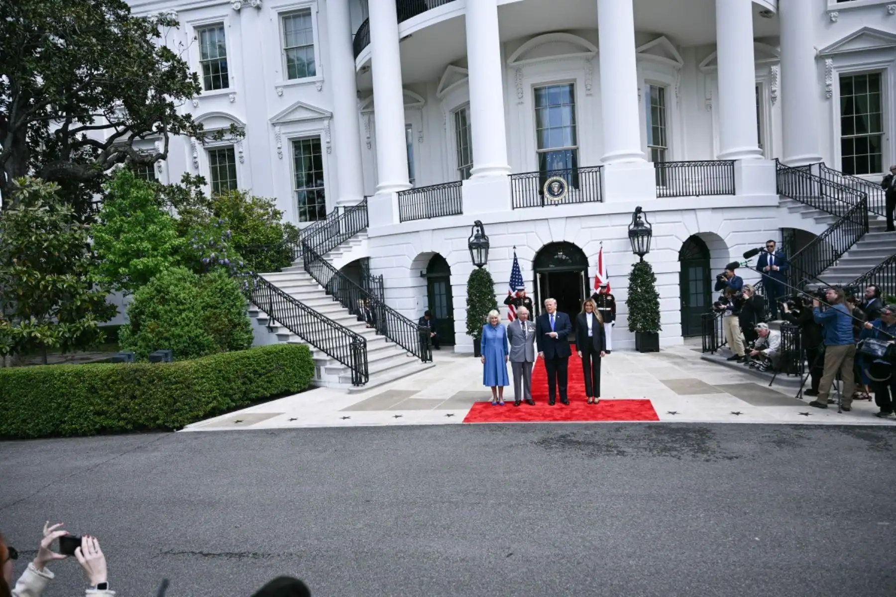 El presidente de Estados Unidos, Donald Trump, y la primera dama, Melania Trump, saludan al rey Carlos III y a la reina Camila de Gran Bretaña durante una ceremonia de despedida en el jardín sur de la Casa Blanca en Washington, D.C. Foto: AFP
