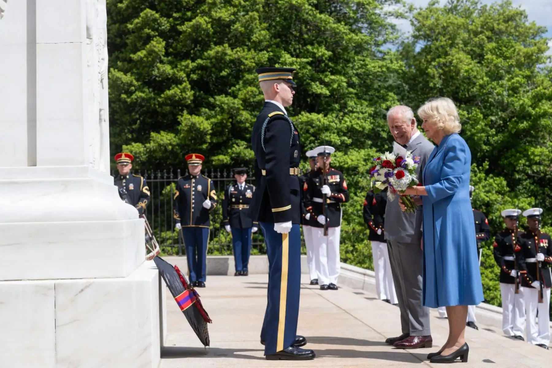 El rey Carlos III de Gran Bretaña y la reina Camila depositan un ramo de flores en la tumba del soldado desconocido en el cementerio nacional de Arlington, en Arlington, Virginia. Foto: AFP