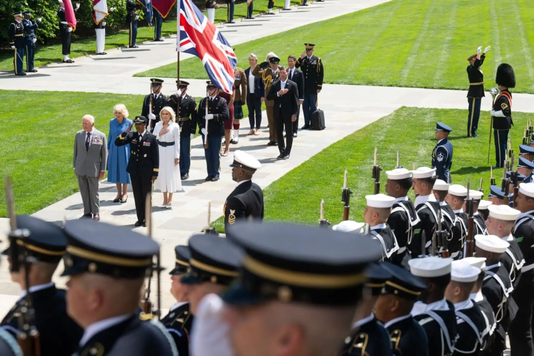 El rey Carlos III de Gran Bretaña y la reina Camila depositan un ramo de flores en la tumba del soldado desconocido en el cementerio nacional de Arlington, en Arlington, Virginia. Foto: AFP