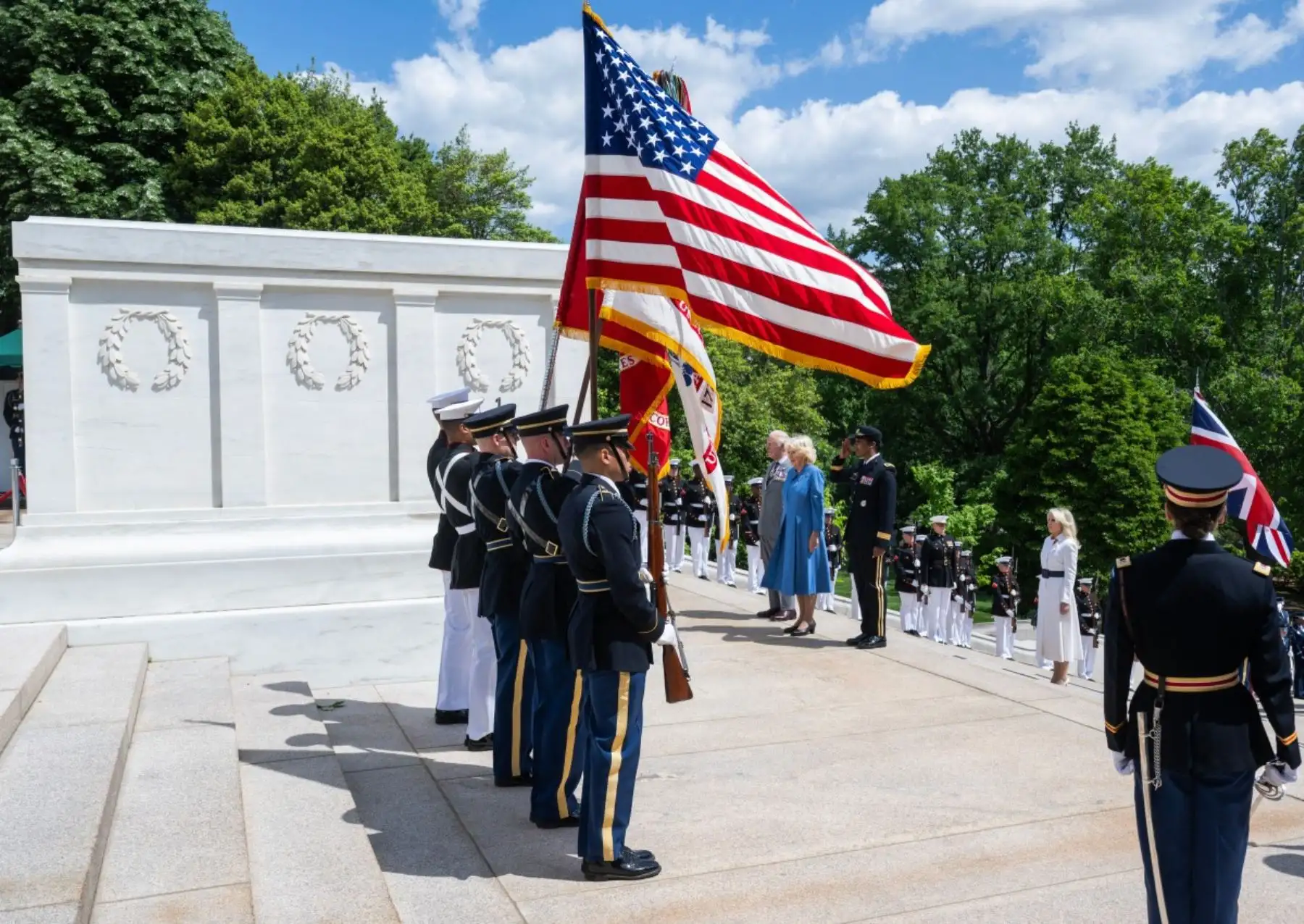 El rey Carlos III de Gran Bretaña y la reina Camila depositan un ramo de flores en la tumba del soldado desconocido en el cementerio nacional de Arlington, en Arlington, Virginia. Foto: AFP