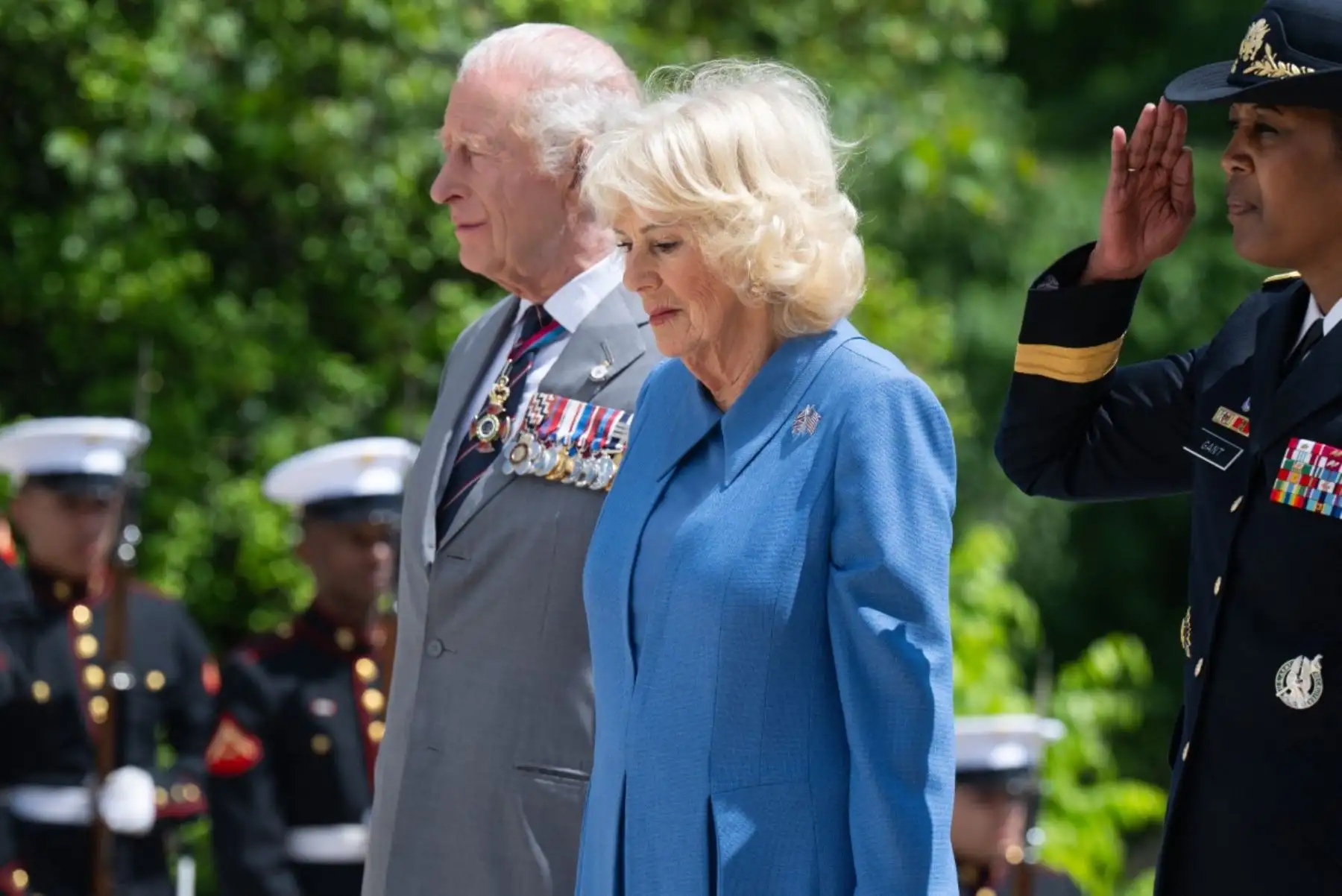 El rey Carlos III de Gran Bretaña y la reina Camila depositan un ramo de flores en la tumba del soldado desconocido en el cementerio nacional de Arlington, en Arlington, Virginia. Foto: AFP
