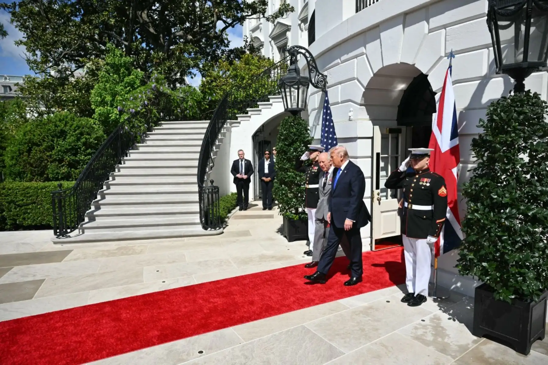 El presidente de Estados Unidos, Donald Trump, y la primera dama, Melania Trump, saludan al rey Carlos III y a la reina Camila de Gran Bretaña durante una despedida formal en el jardín sur de la Casa Blanca en Washington, D.C. Foto: AFP