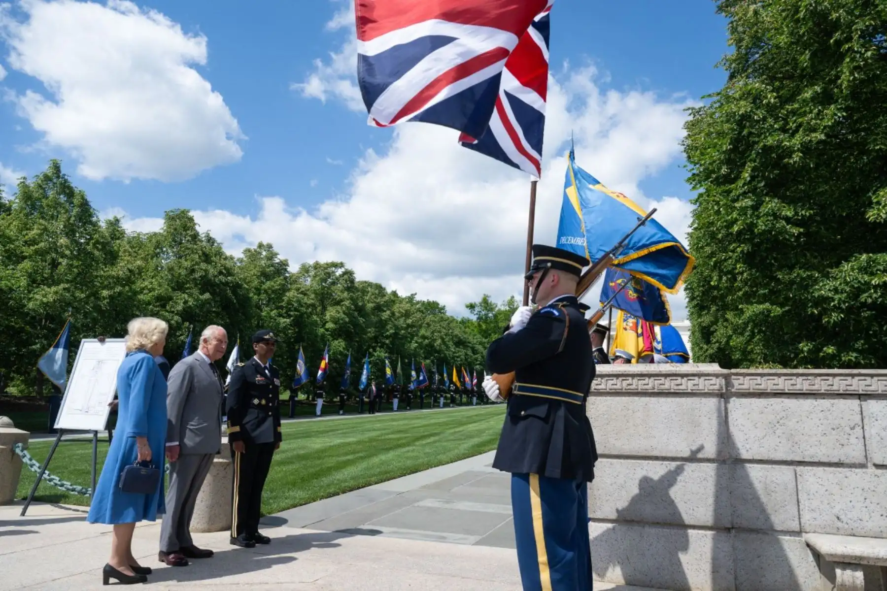 El rey Carlos III de Gran Bretaña y la reina Camila depositan un ramo de flores en la tumba del soldado desconocido en el cementerio nacional de Arlington, en Arlington, Virginia. Foto: AFP