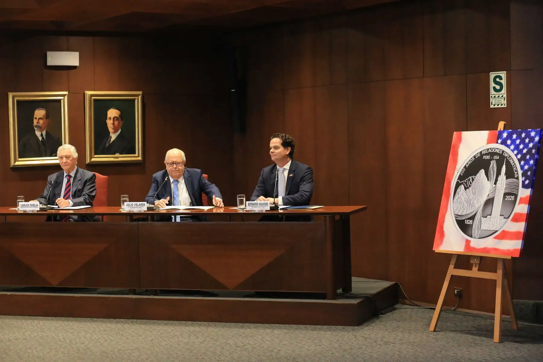 Mesa de honor participó en la presentación oficial de la moneda alusiva al bicentenario de vínculos diplomáticos entre ambos países. Foto: ANDINA/Héctor Vinces.