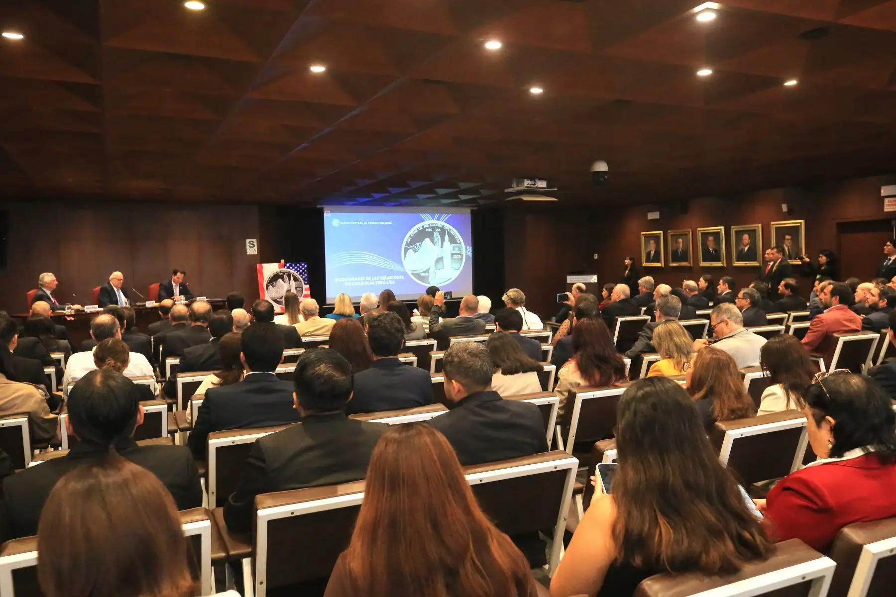 Asistentes siguieron la exposición sobre el significado histórico y simbólico de la nueva moneda conmemorativa. Foto: ANDINA/Héctor Vinces.