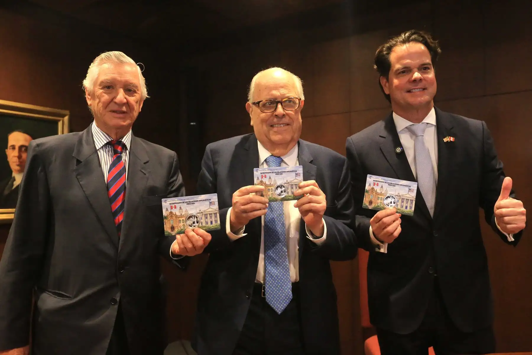 Autoridades mostraron la moneda conmemorativa durante la actividad protocolar realizada en Lima. Foto: ANDINA/Héctor Vinces.