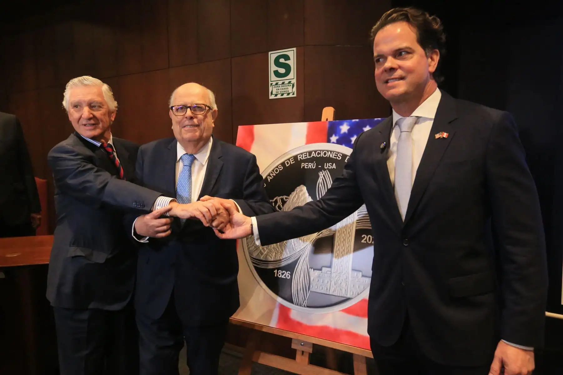 Autoridades presentaron la moneda conmemorativa por los 200 años de relaciones diplomáticas entre Perú y Estados Unidos durante ceremonia en el BCRP. Foto: ANDINA/Héctor Vinces.