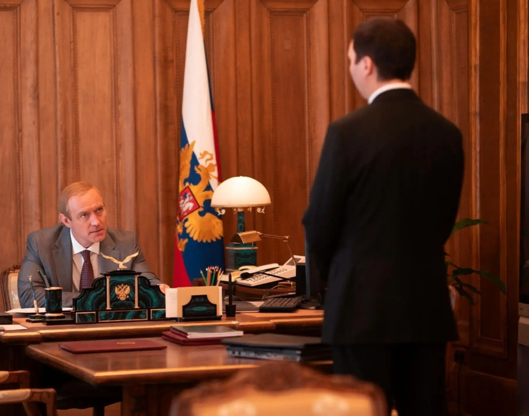 Jude Law se transforma en el thriller político “El Mago del Kremlin”