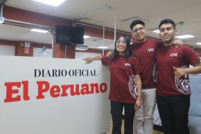 Daniel Huarhua, Diego Rojas y Sarai Alejandro, estudiantes de la UNI, muestran PathsAI, un sistema con inteligencia artificial, cámara y sensor LiDAR que busca facilitar la movilidad segura de personas con discapacidad visual. Foto: ANDINA/Héctor Vinces