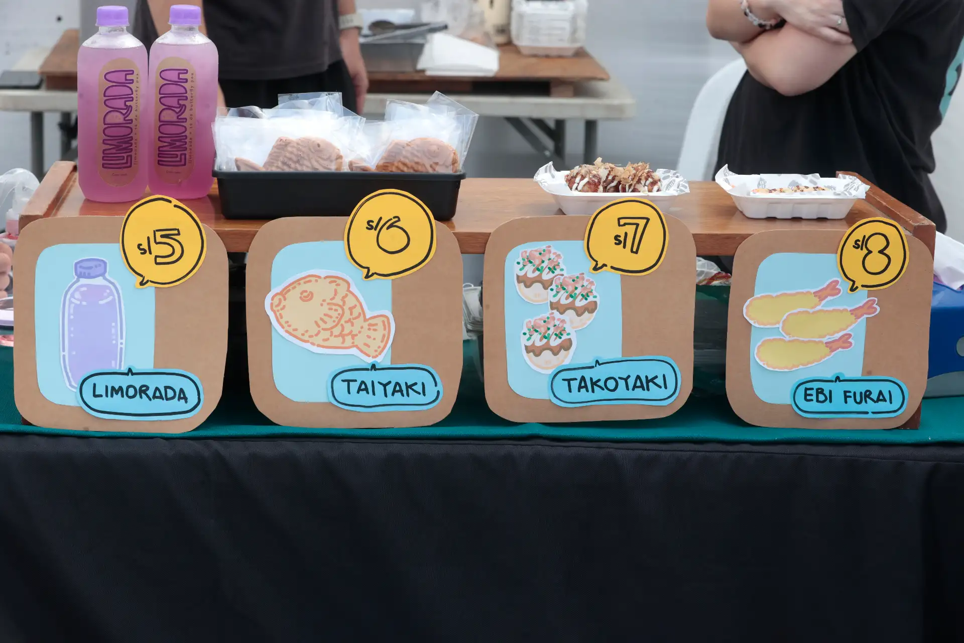 La feria incluyó bebidas y alimentos de inspiración nikkei que atrajeron a los asistentes. Foto: ANDINA/Vidal Tarqui.
