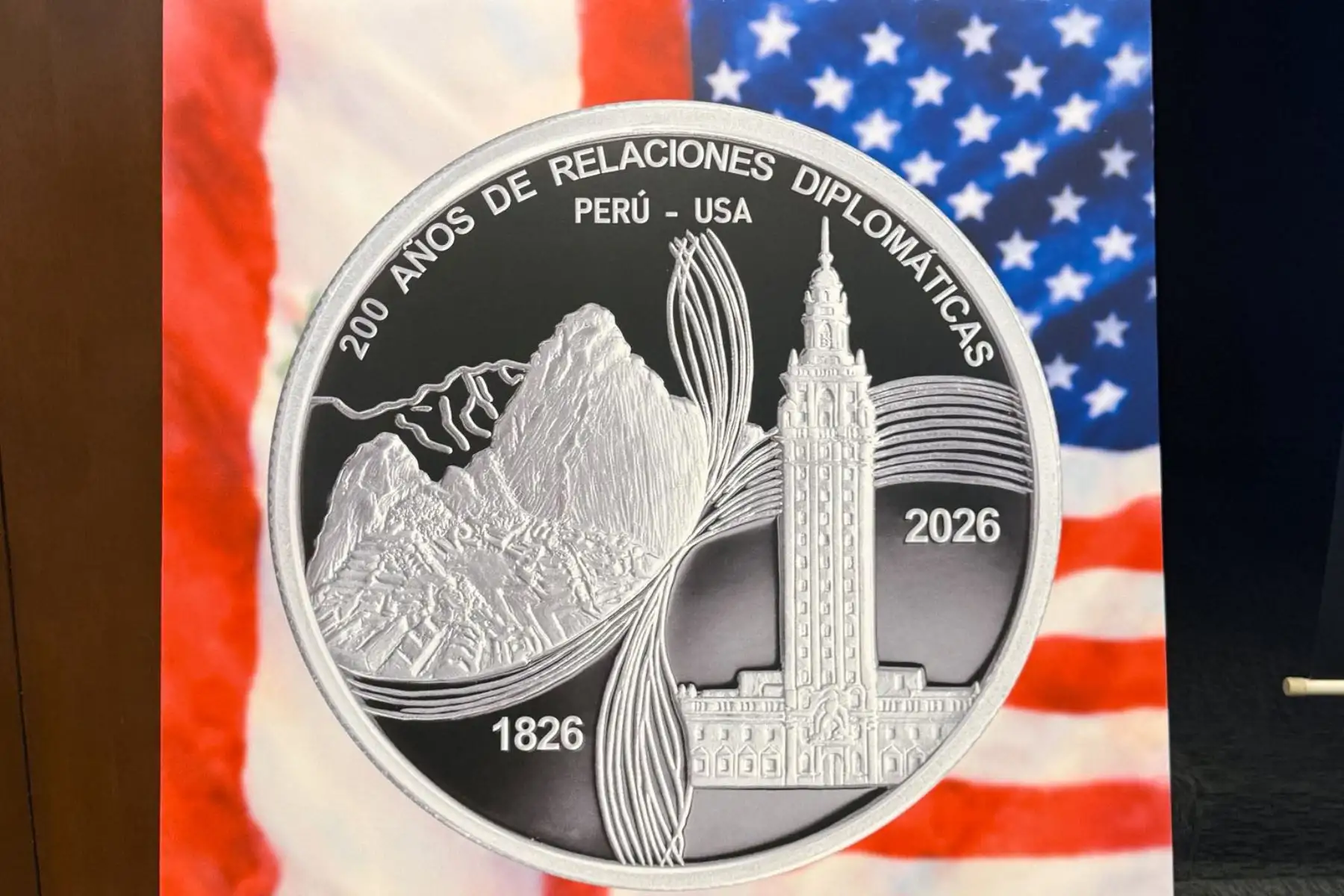 Detalle de la moneda que resalta elementos representativos de Perú y Estados Unidos en el marco de sus 200 años de relaciones. Foto: ANDINA/Embajada de los Estados Unidos