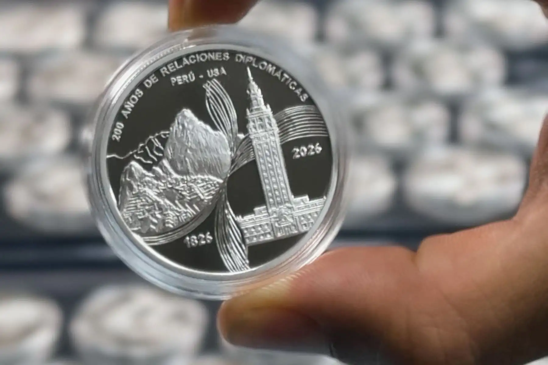 Primer plano de la moneda de plata emitida por el BCRP para conmemorar el bicentenario de relaciones diplomáticas entre Perú y Estados Unidos. Foto: ANDINA/Héctor Vinces.