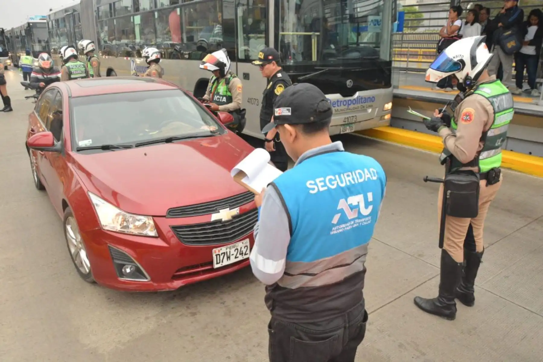 ATU: 34 conductores de autos sancionados por invadir la vía del Metropolitano