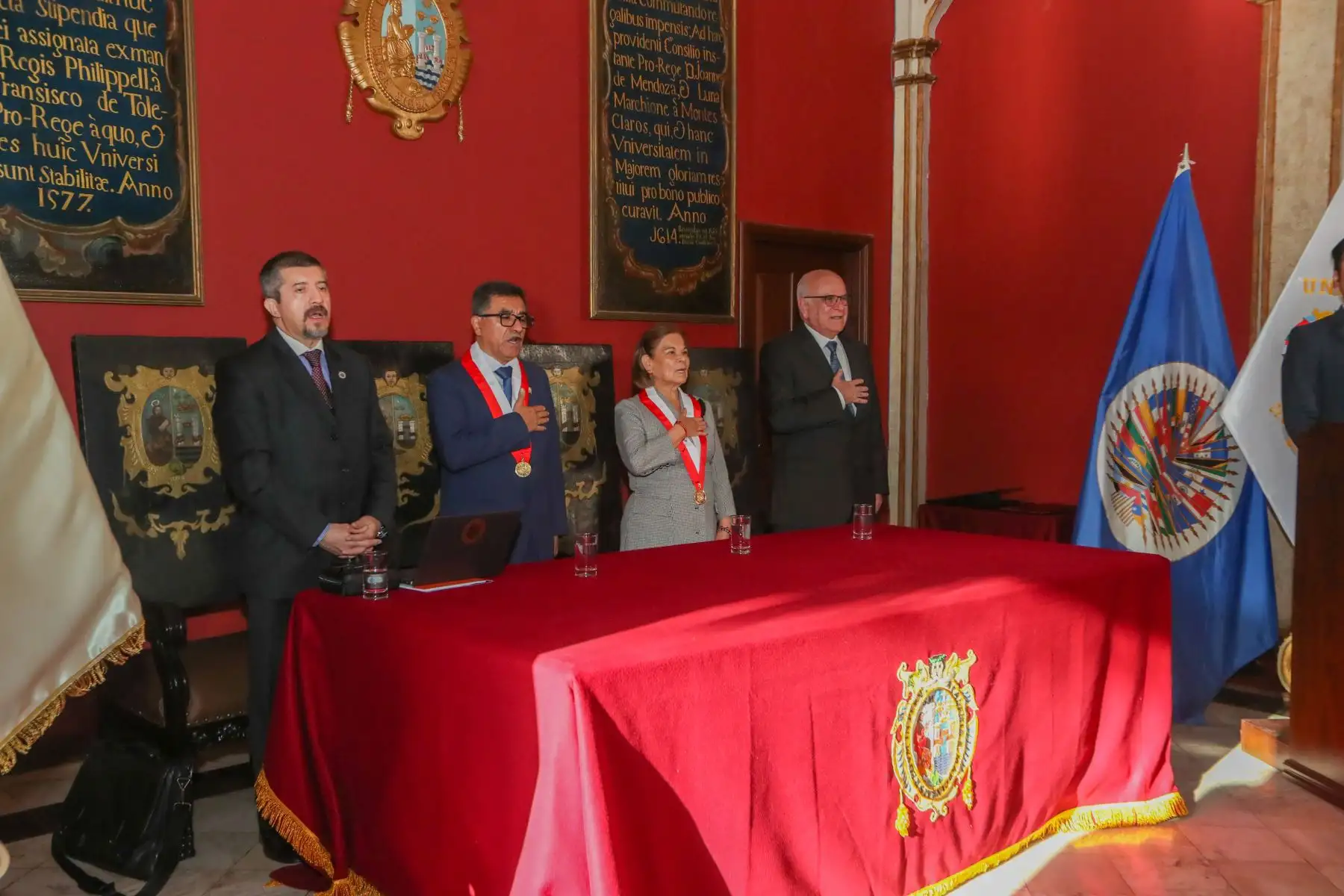 La Organización de Estados Americanos (OEA) rindió homenaje a la Universidad Nacional Mayor de San Marcos (UNMSM) por sus 475 años de fundación, destacando su papel como Decana de América y su aporte al desarrollo académico regional. La ceremonia, realizada en el Centro Cultural de San Marcos, también conmemoró el 78 aniversario de la firma de la Carta de la OEA, resaltando la cooperación e integración en el continente. Foto: ANDINA/Ricardo Cuba.